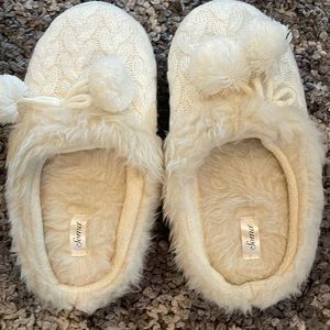 Soma cozy textured faux fur slippers with round Pom Pom. Cream colored